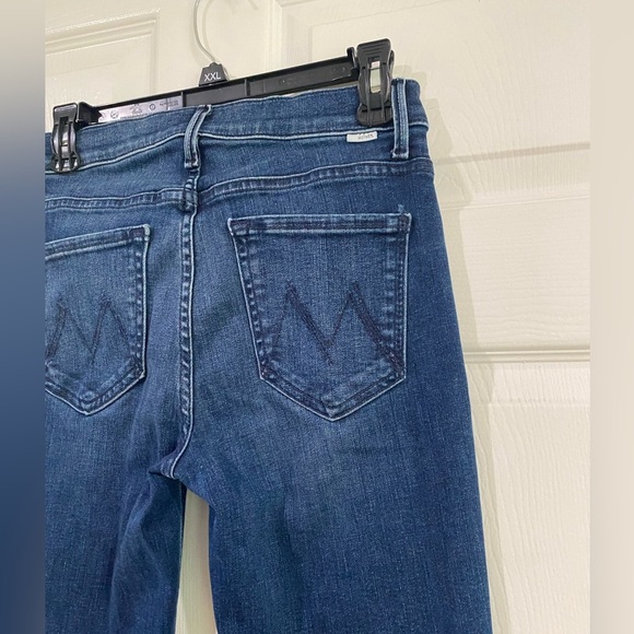 Mother The Runaway Step Fray Flare Jeans in Mañana Mi Amor Dark Wash Size 26 - Picture 10 of 14